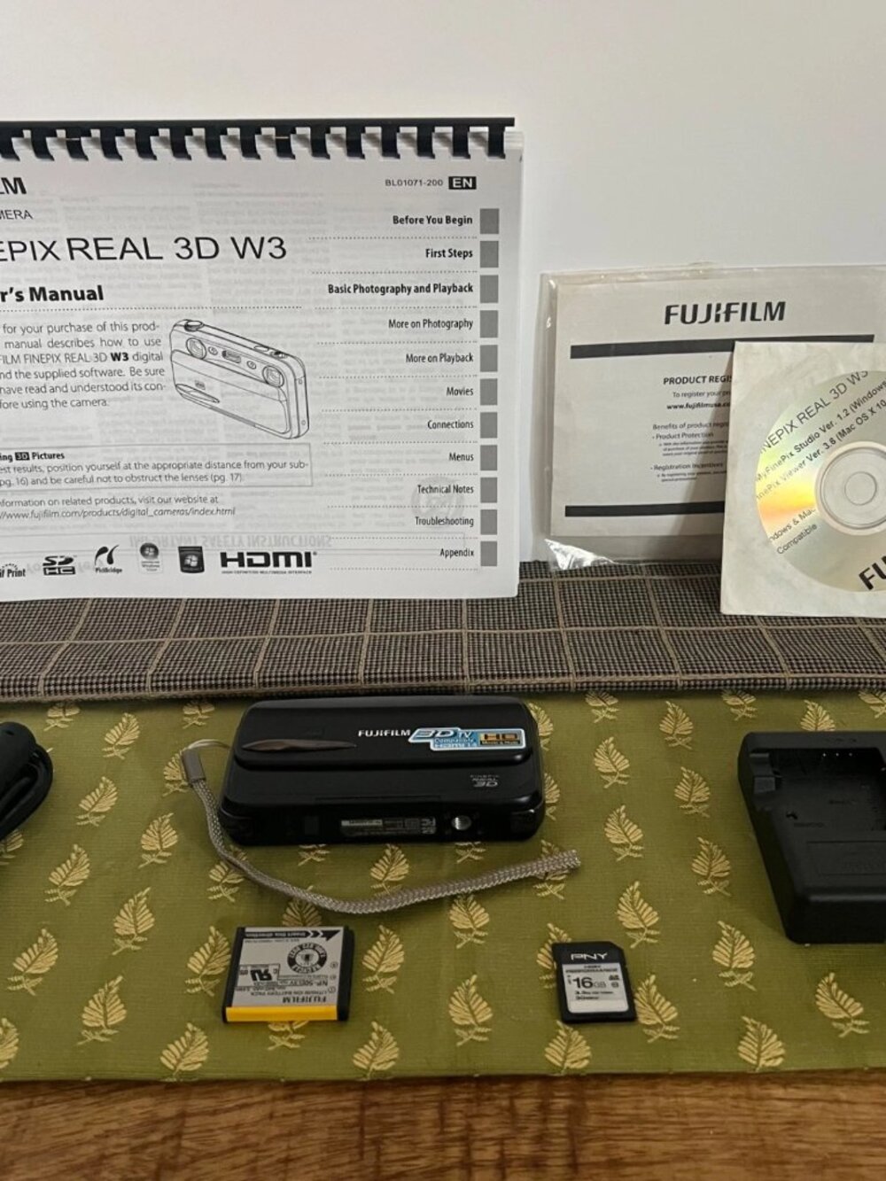 Near Mint xFujifilm FinePix REAL 3D W3 Camera 10.0MP BLACK 32 gb Manual Charger